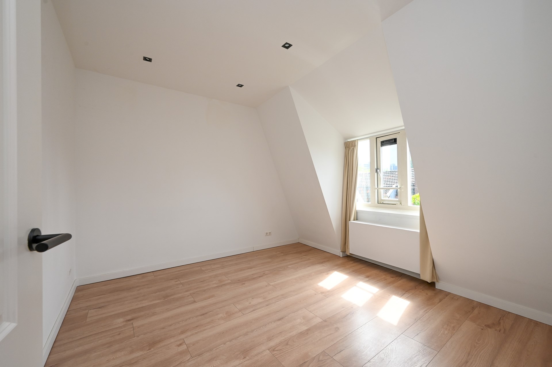 Image accompanying room listing