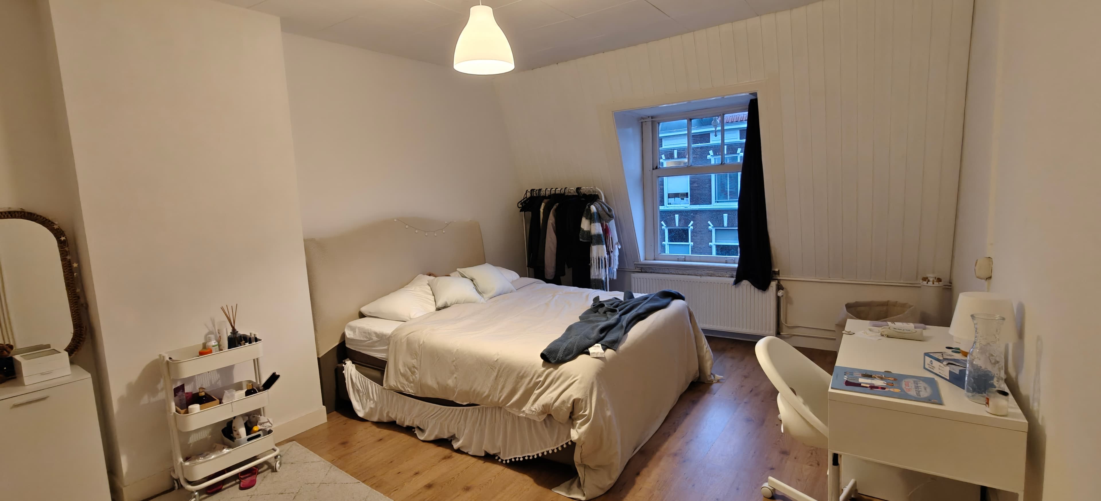 Image accompanying room listing