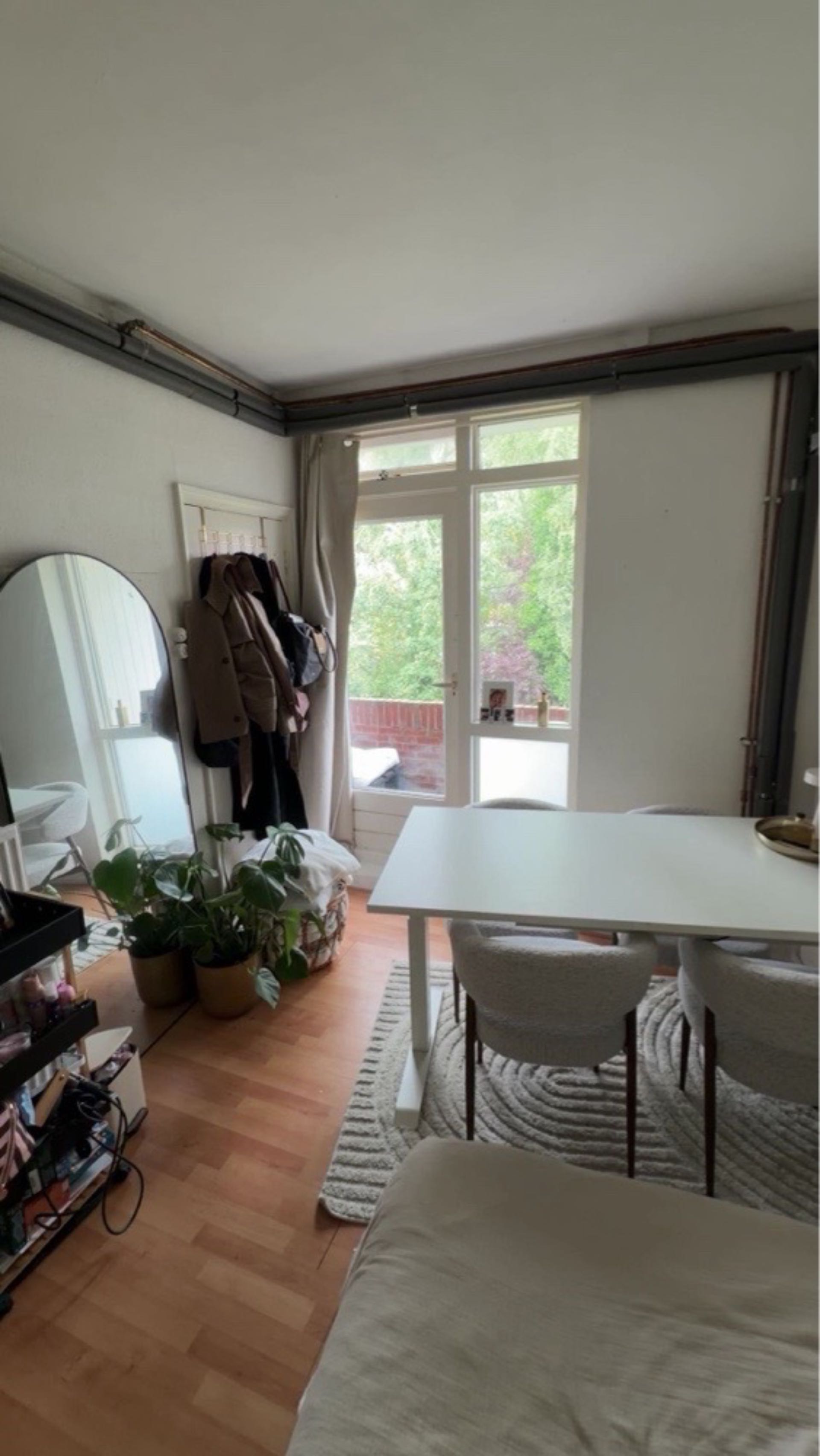 Image accompanying room listing
