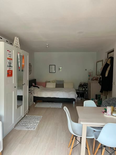 Image accompanying room listing