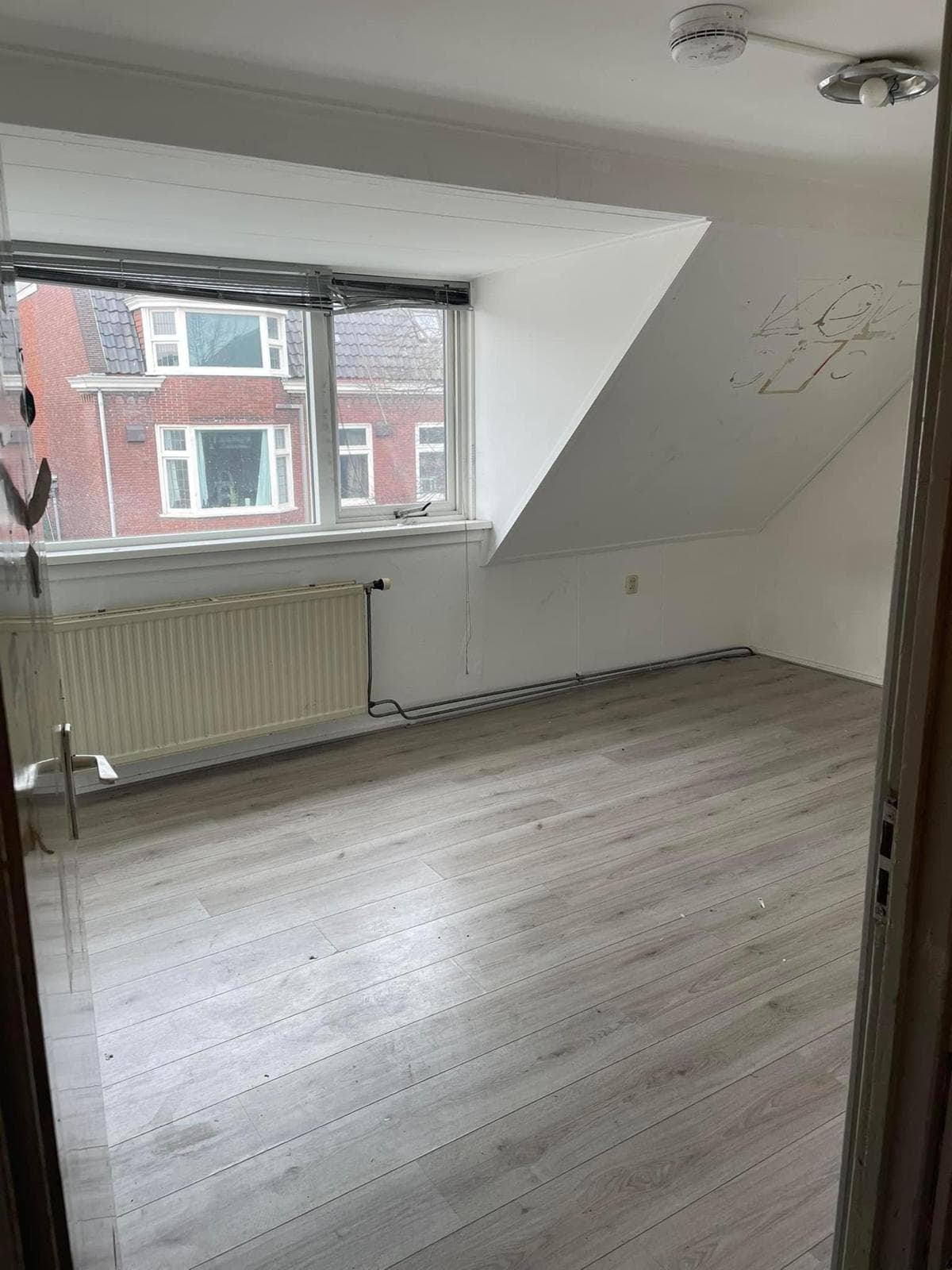 Image accompanying room listing