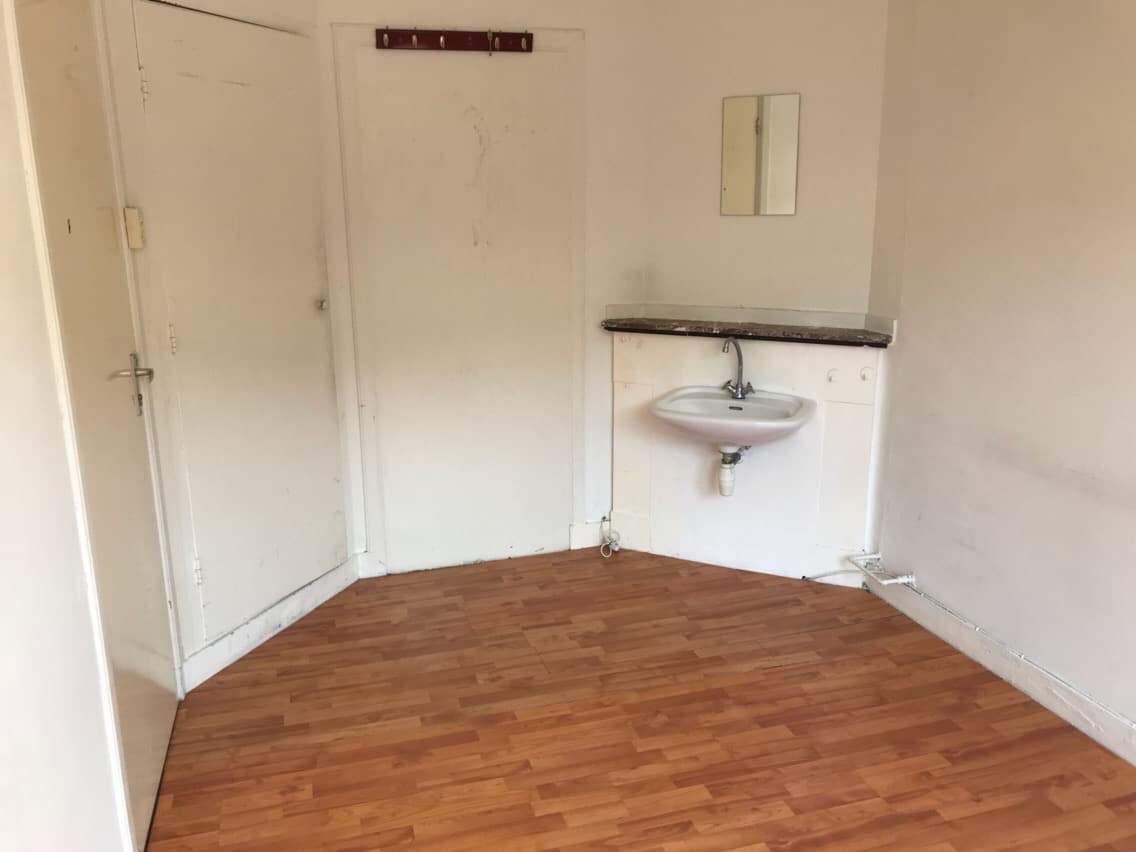Image accompanying room listing