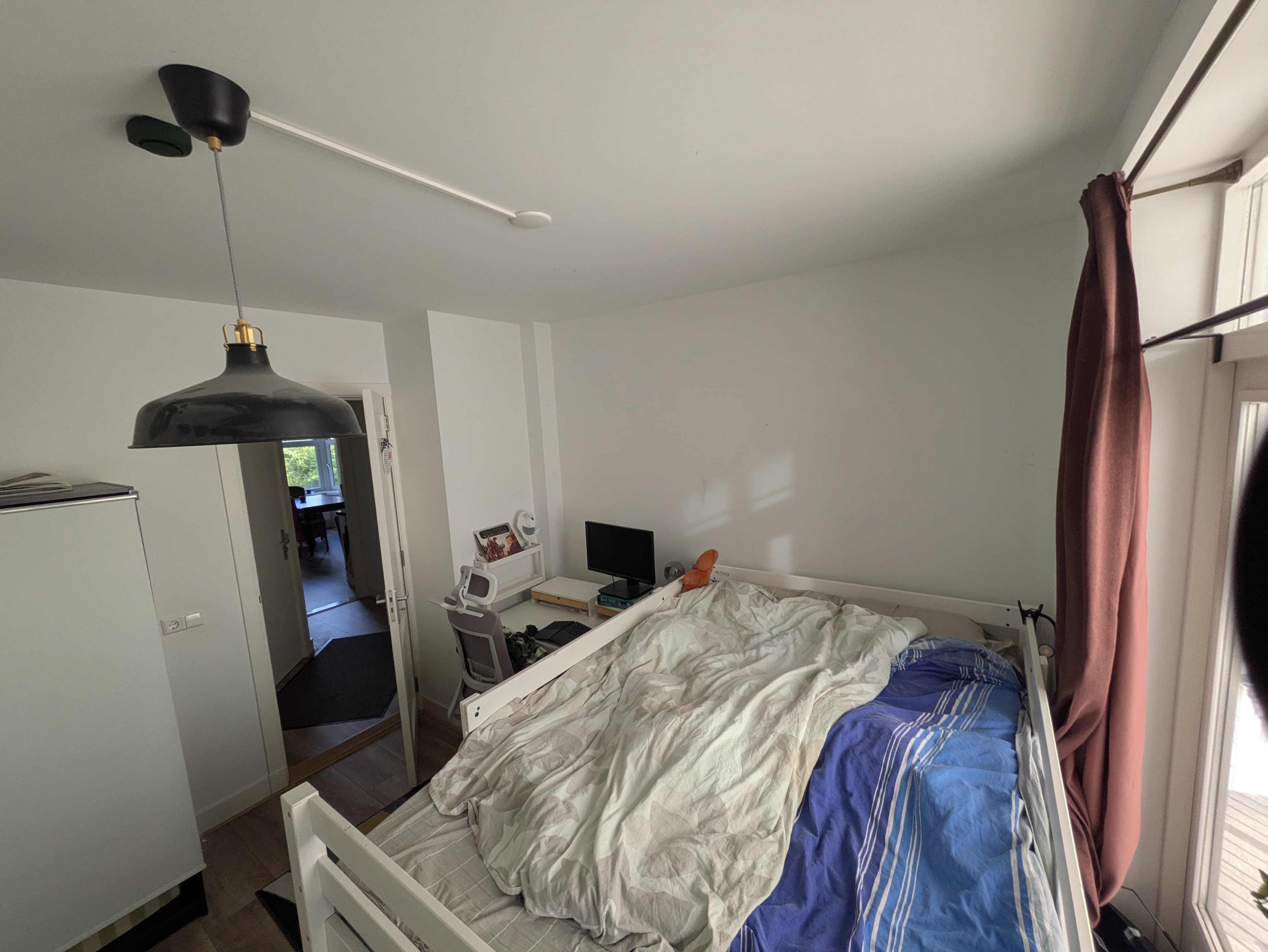 Image accompanying room listing