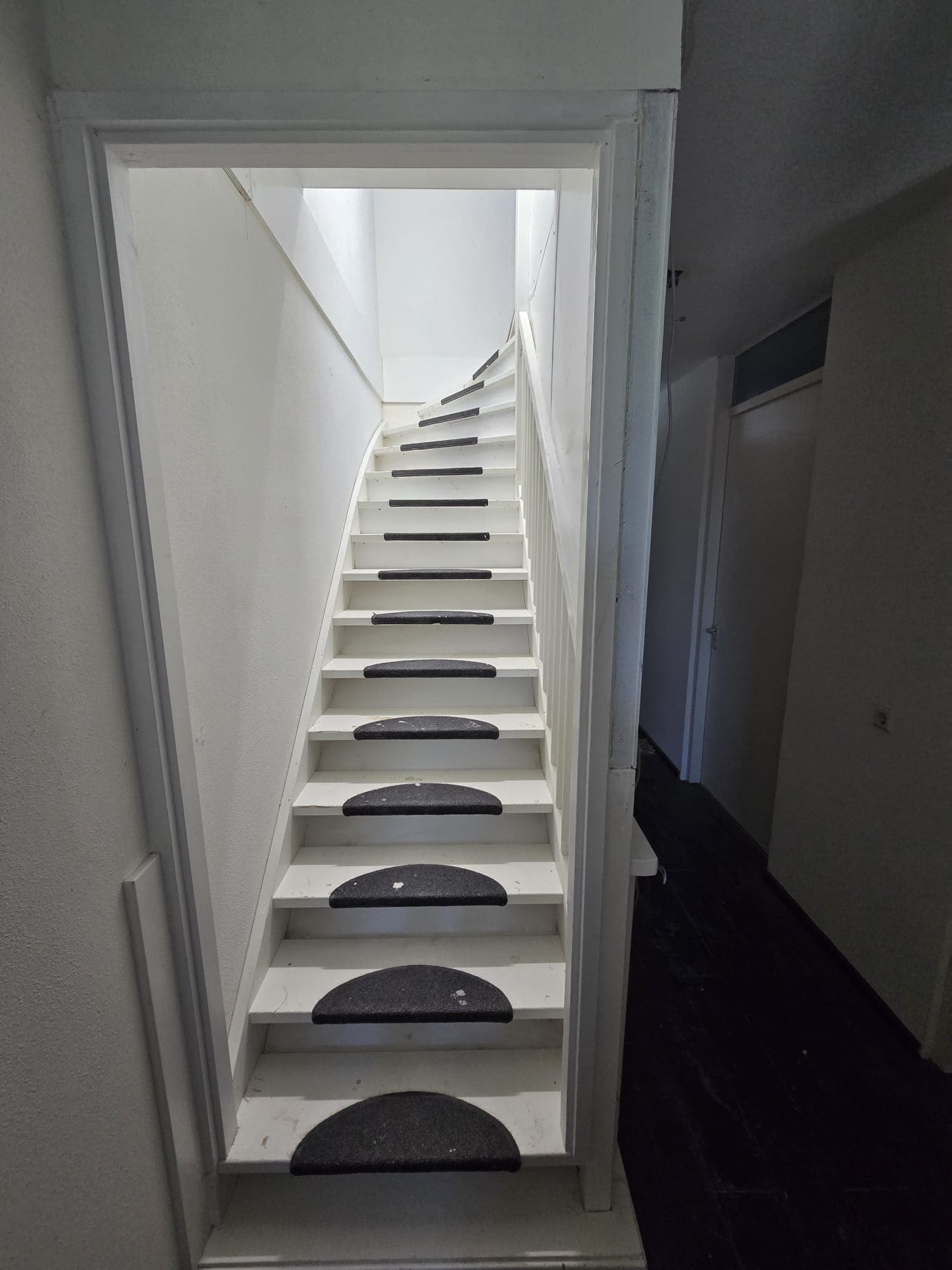 Image accompanying room listing