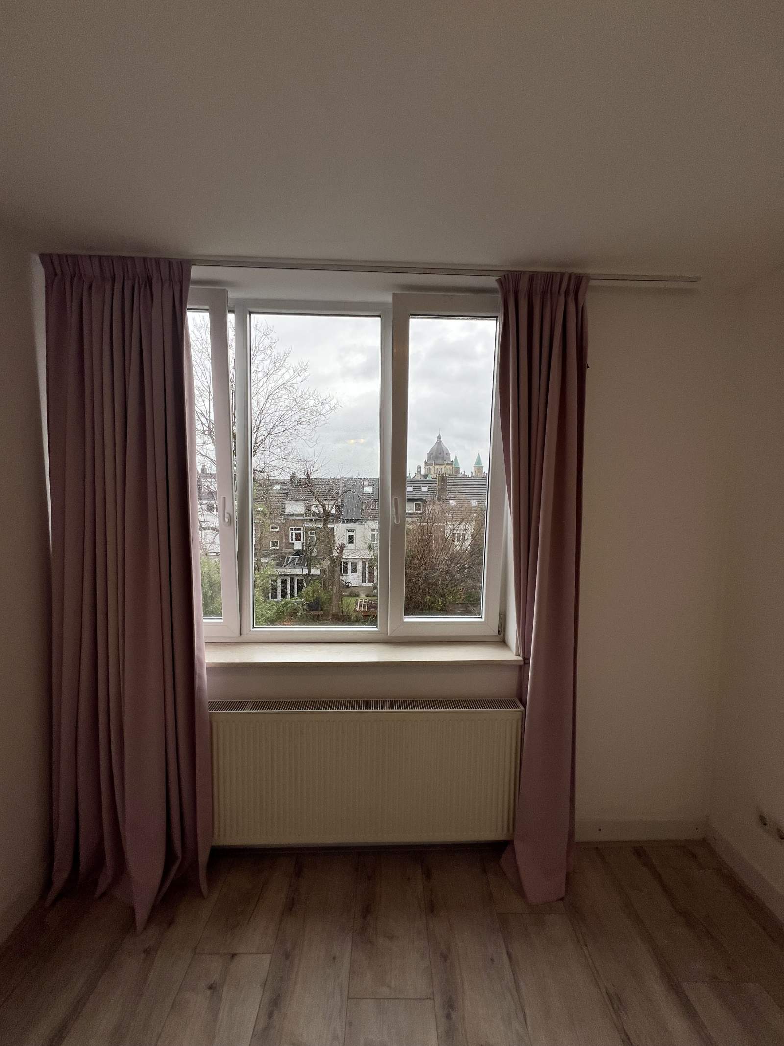 Image accompanying room listing