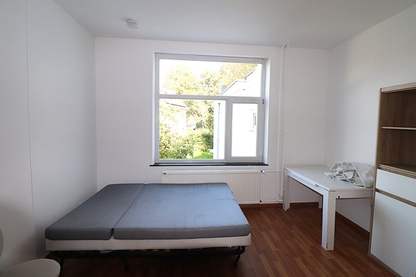 Image accompanying room listing