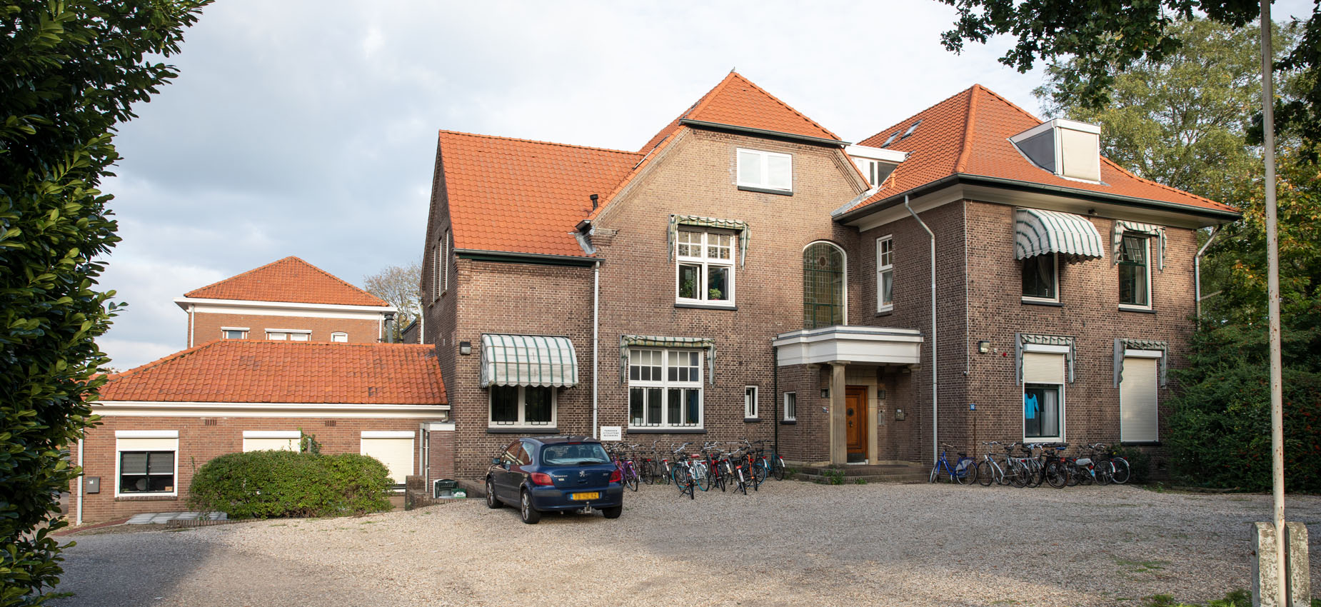 Image accompanying room listing