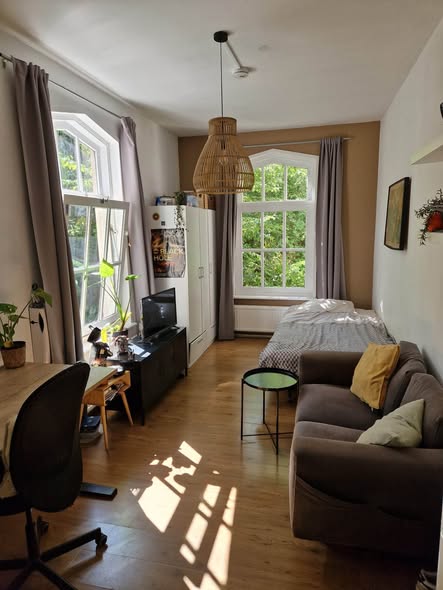 Image accompanying room listing