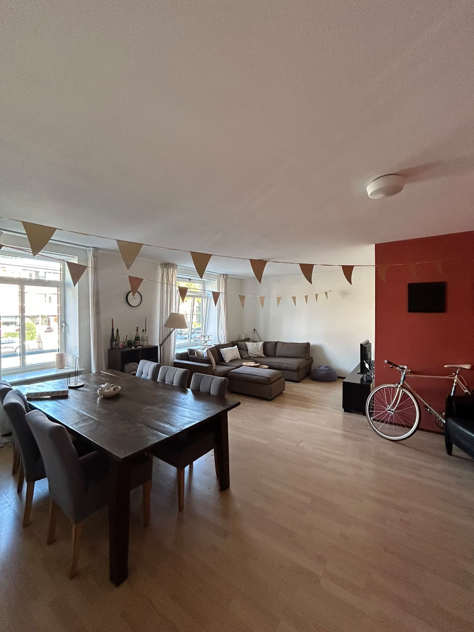 Image accompanying room listing