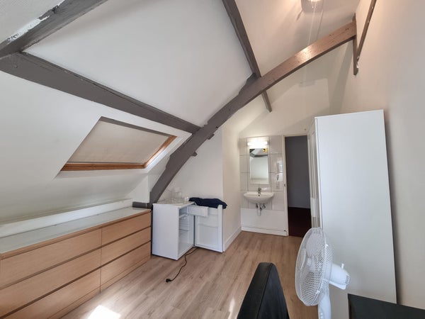 Image accompanying room listing