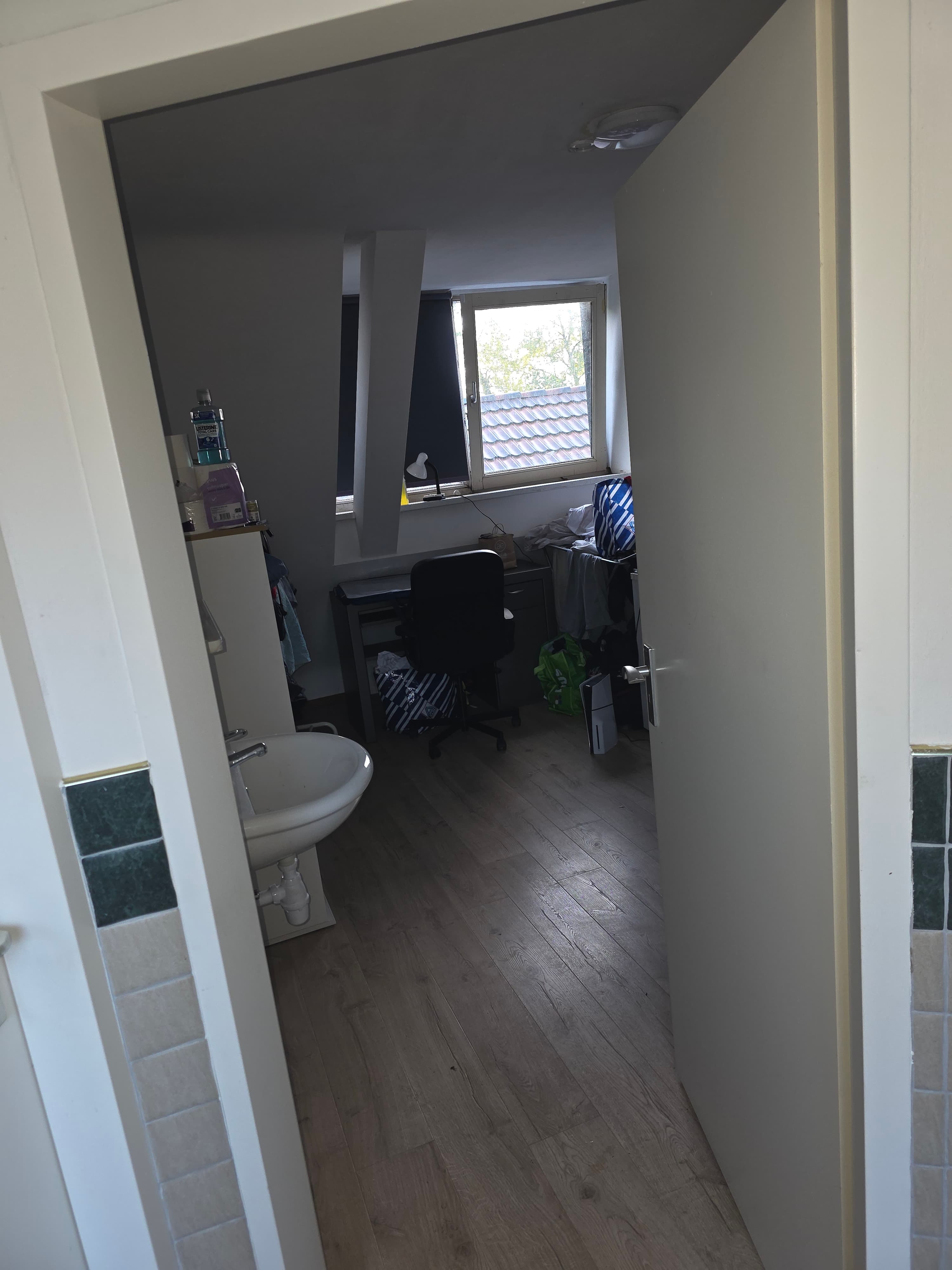Image accompanying room listing