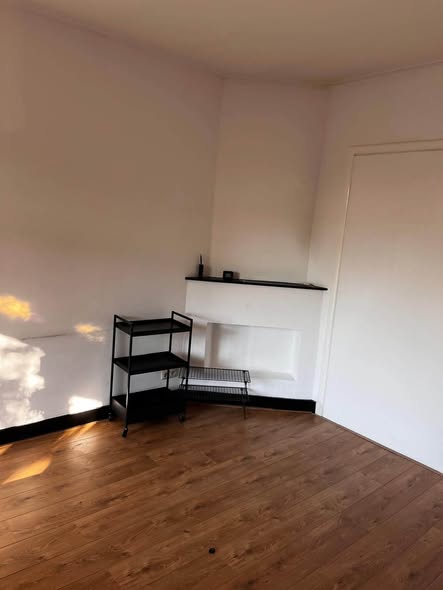 Image accompanying room listing