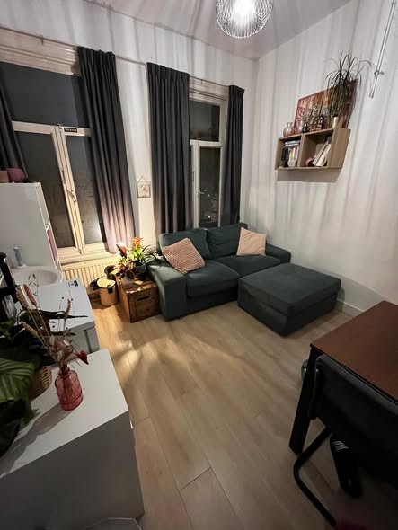 Image accompanying room listing