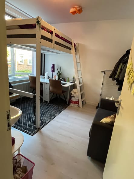 Image accompanying room listing