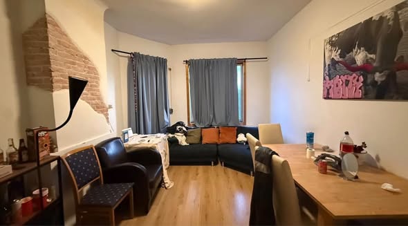 Image accompanying room listing