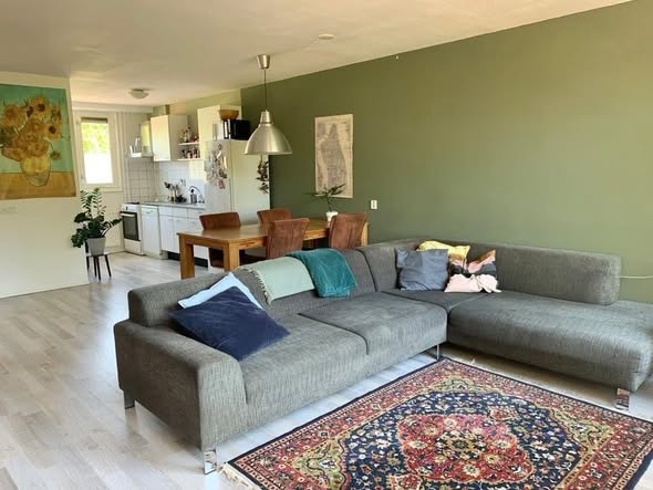 Image accompanying room listing