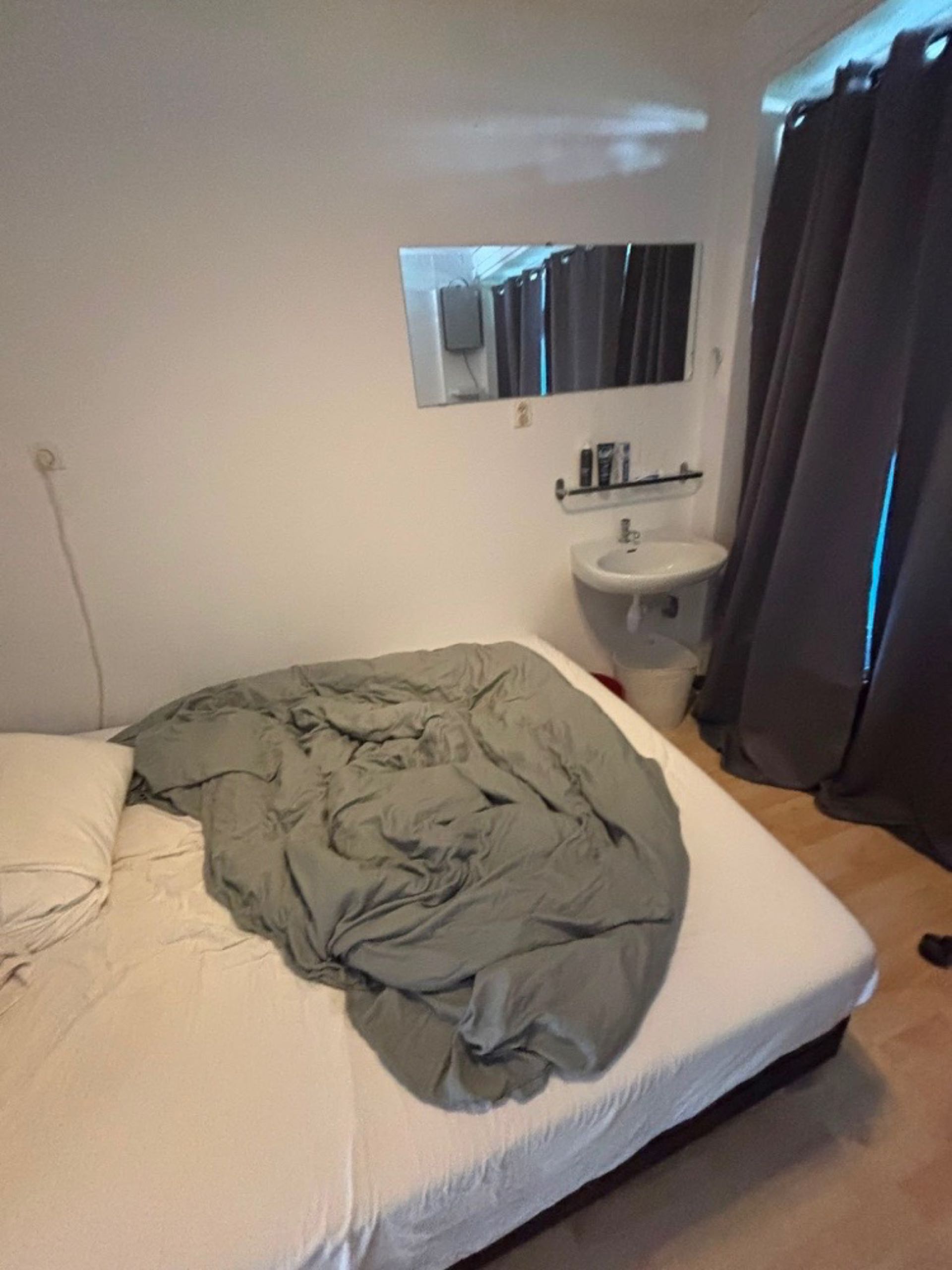 Image accompanying room listing