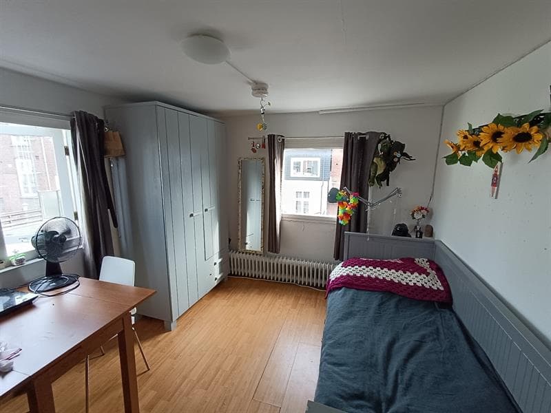 Image accompanying room listing