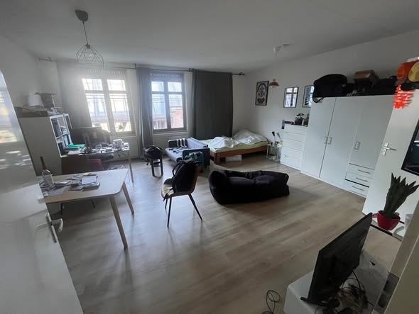 Image accompanying room listing