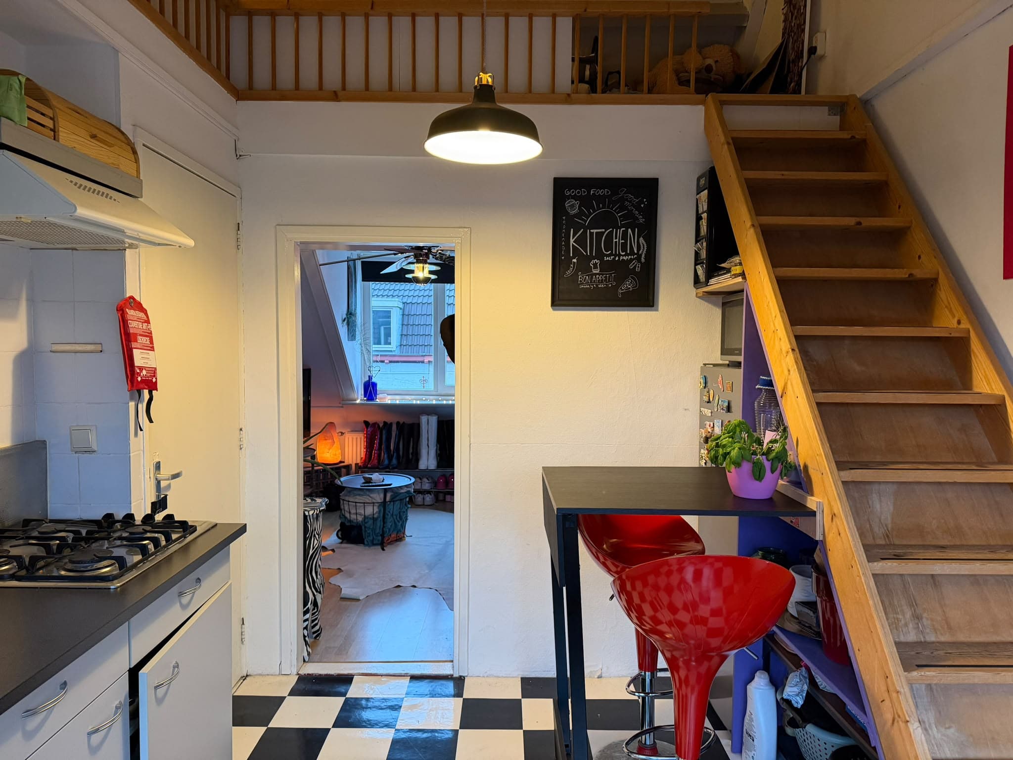 Image accompanying room listing
