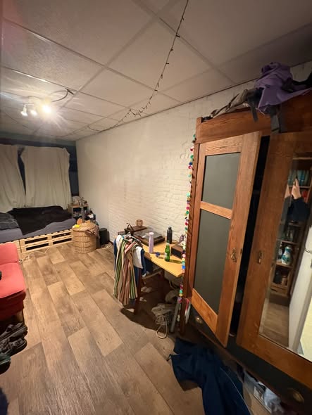 Image accompanying room listing