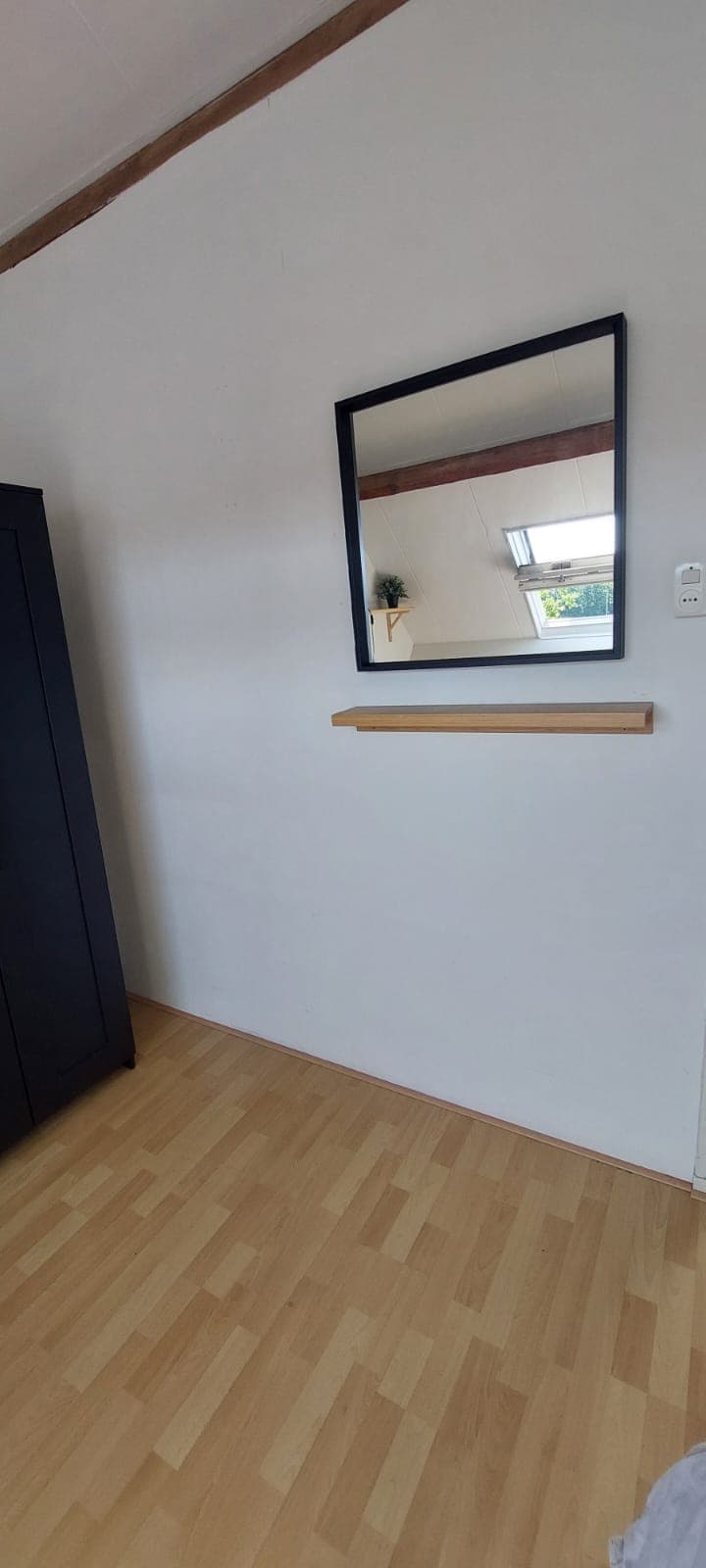 Image accompanying room listing