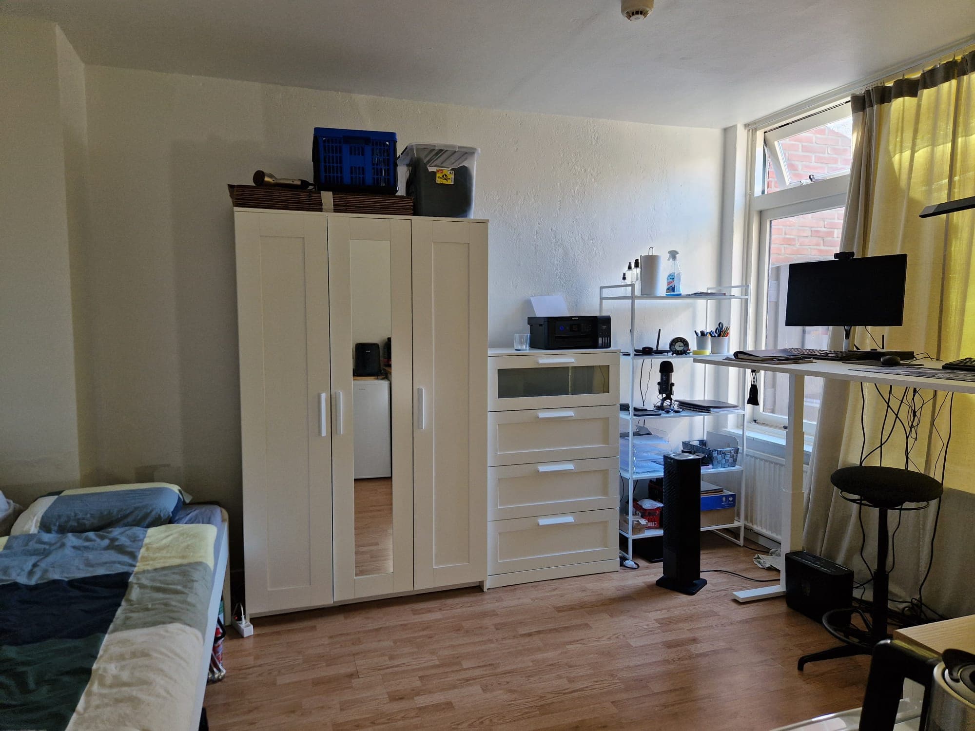 Image accompanying room listing