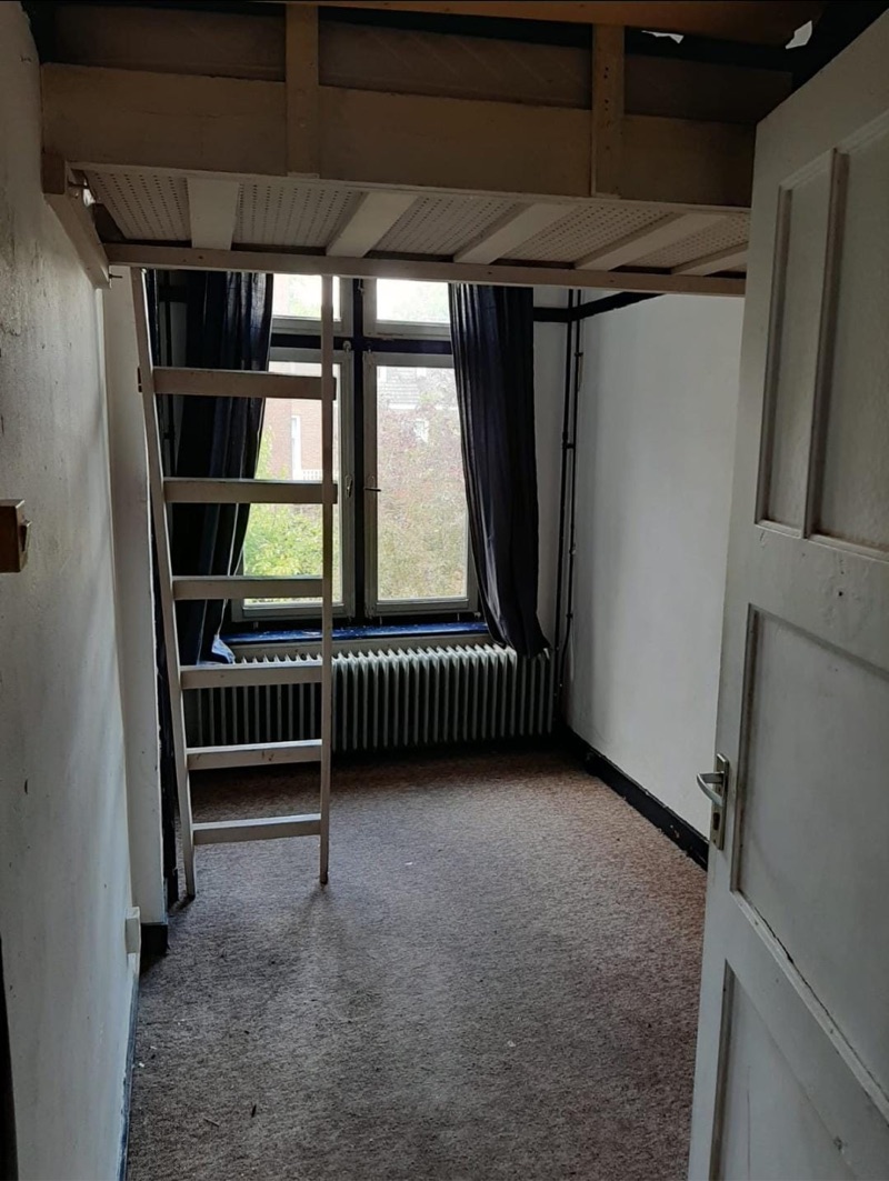 Image accompanying room listing
