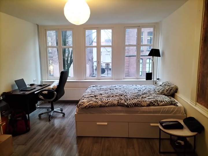 Image accompanying room listing