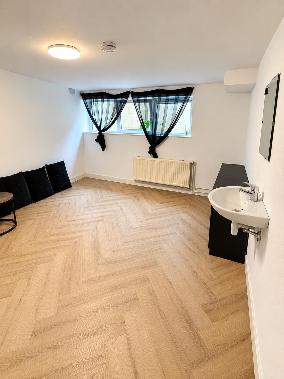 Image accompanying room listing