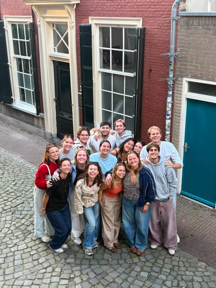 Image accompanying room listing
