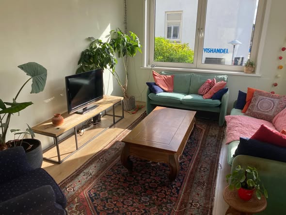 Image accompanying room listing