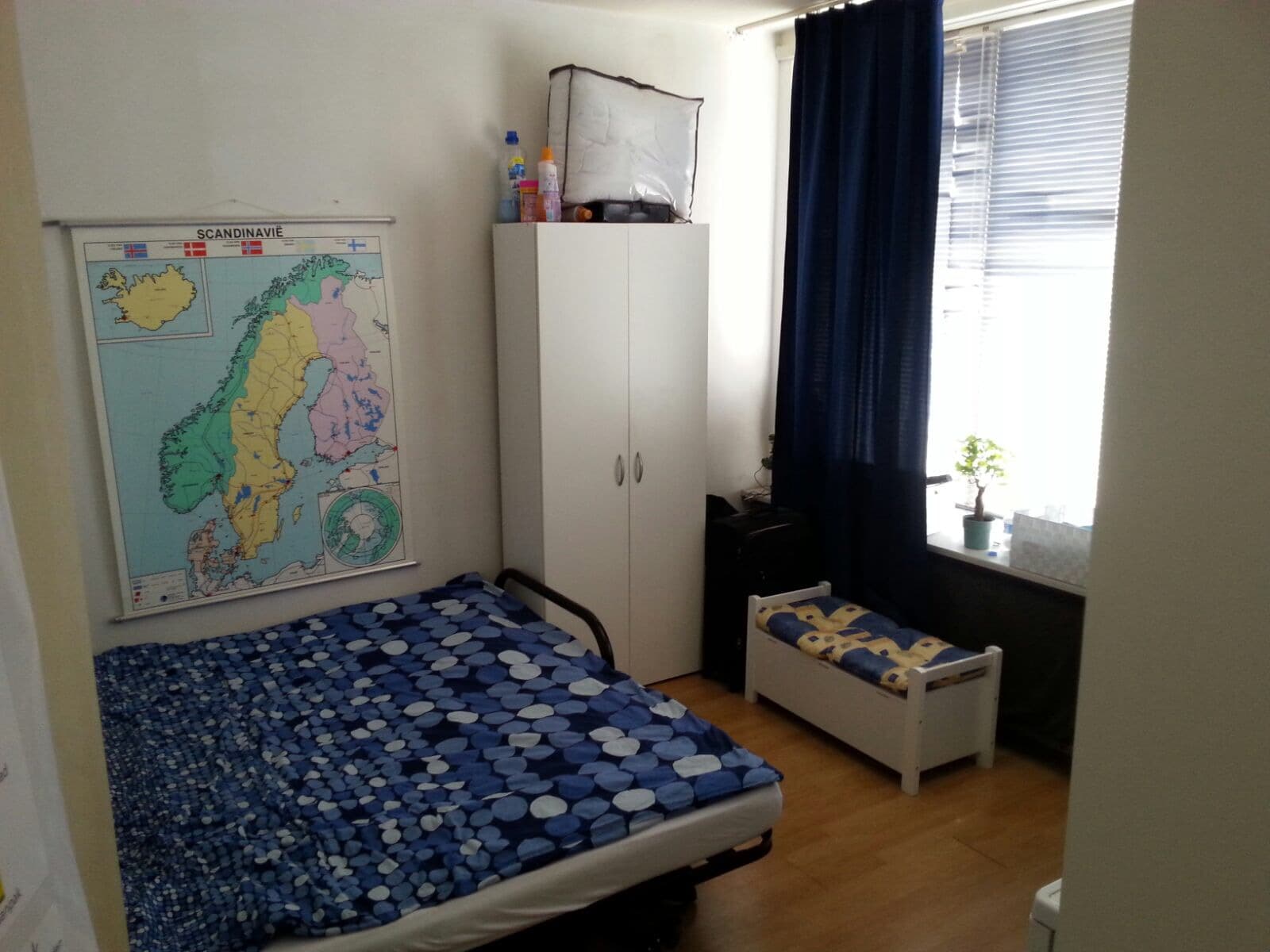 Image accompanying room listing