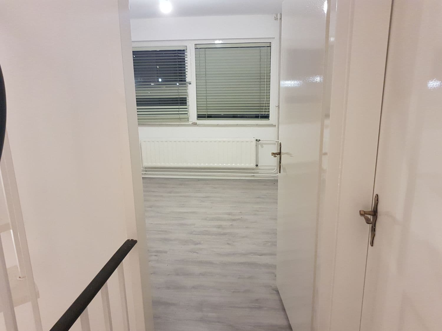 Image accompanying room listing