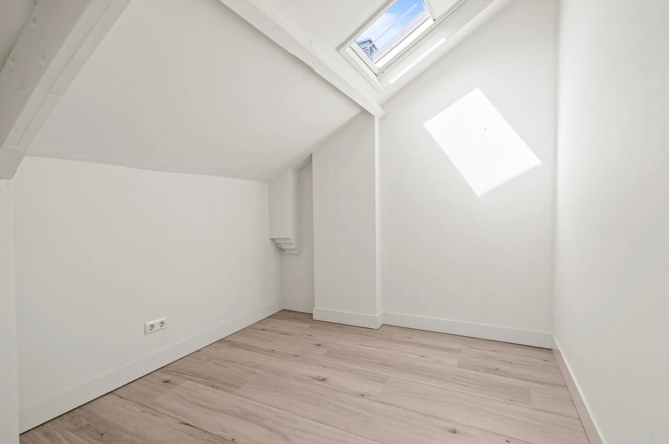 Image accompanying room listing