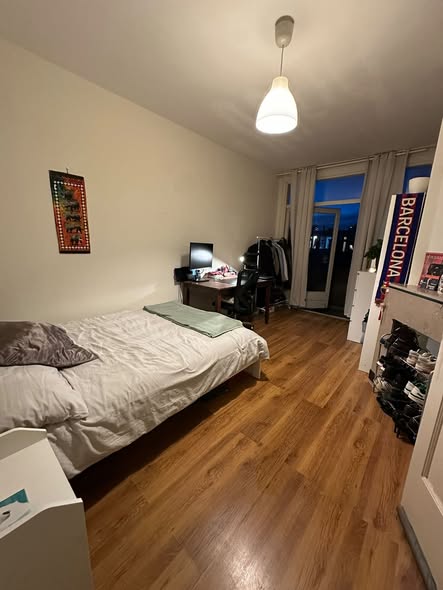 Image accompanying room listing