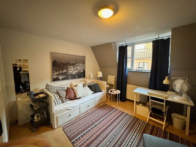 Image accompanying room listing