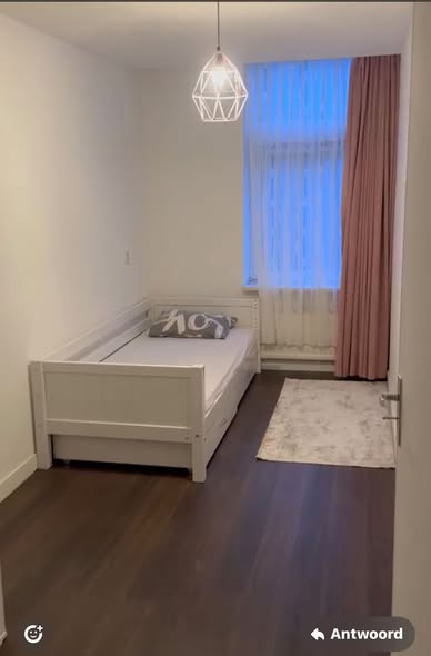 Image accompanying room listing