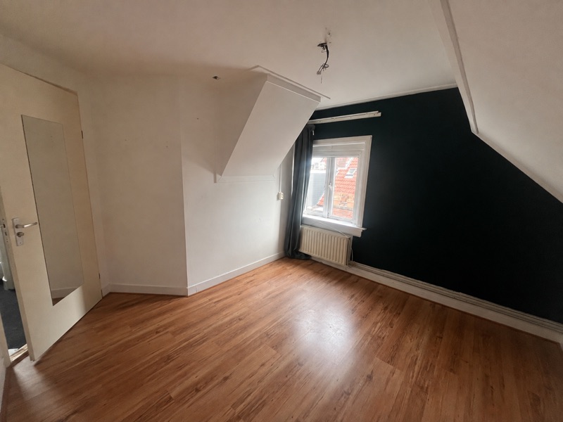 Image accompanying room listing
