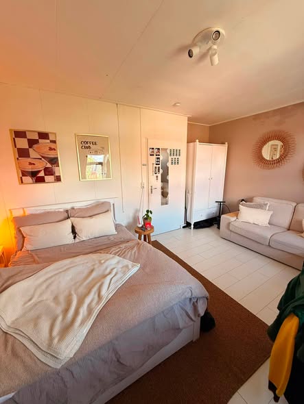 Image accompanying room listing