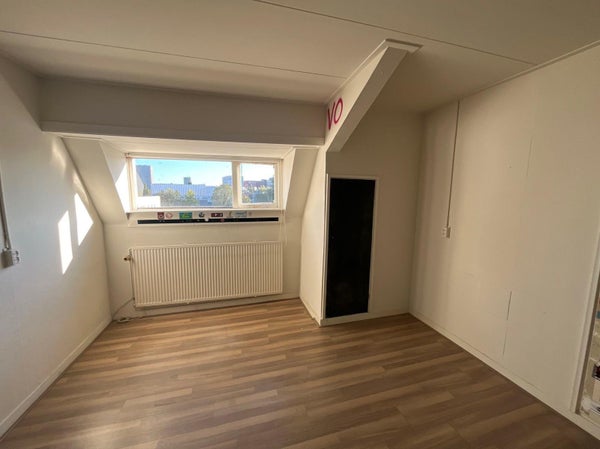 Image accompanying room listing