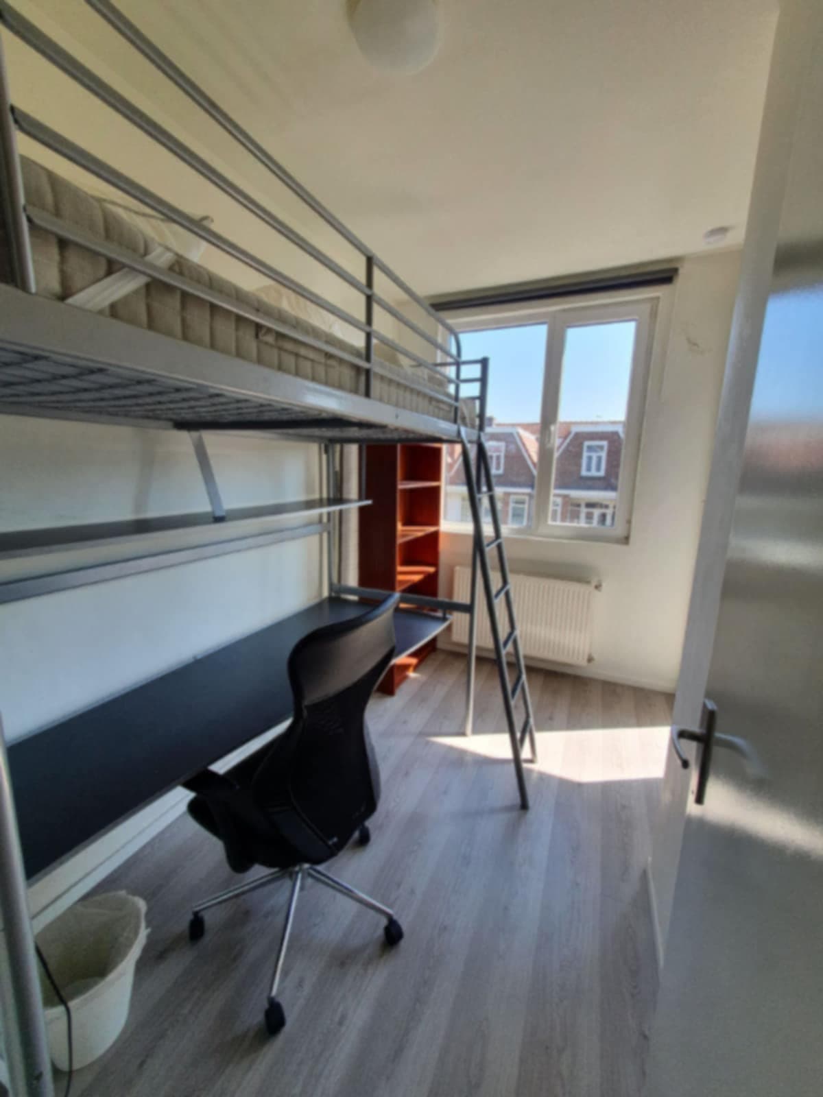 Image accompanying room listing