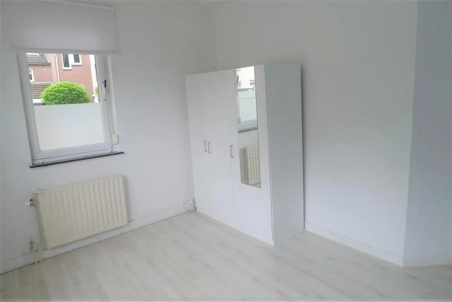 Image accompanying room listing