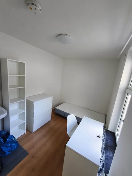 Image accompanying room listing