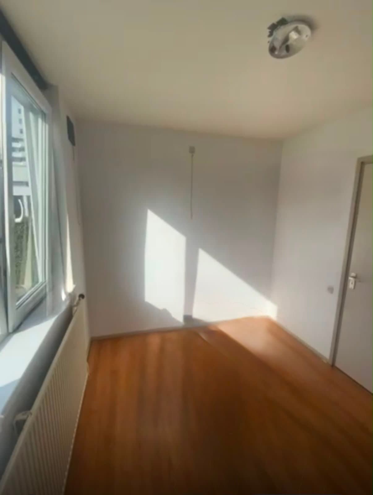 Image accompanying room listing