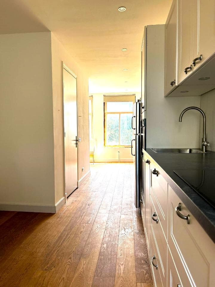 Image accompanying room listing