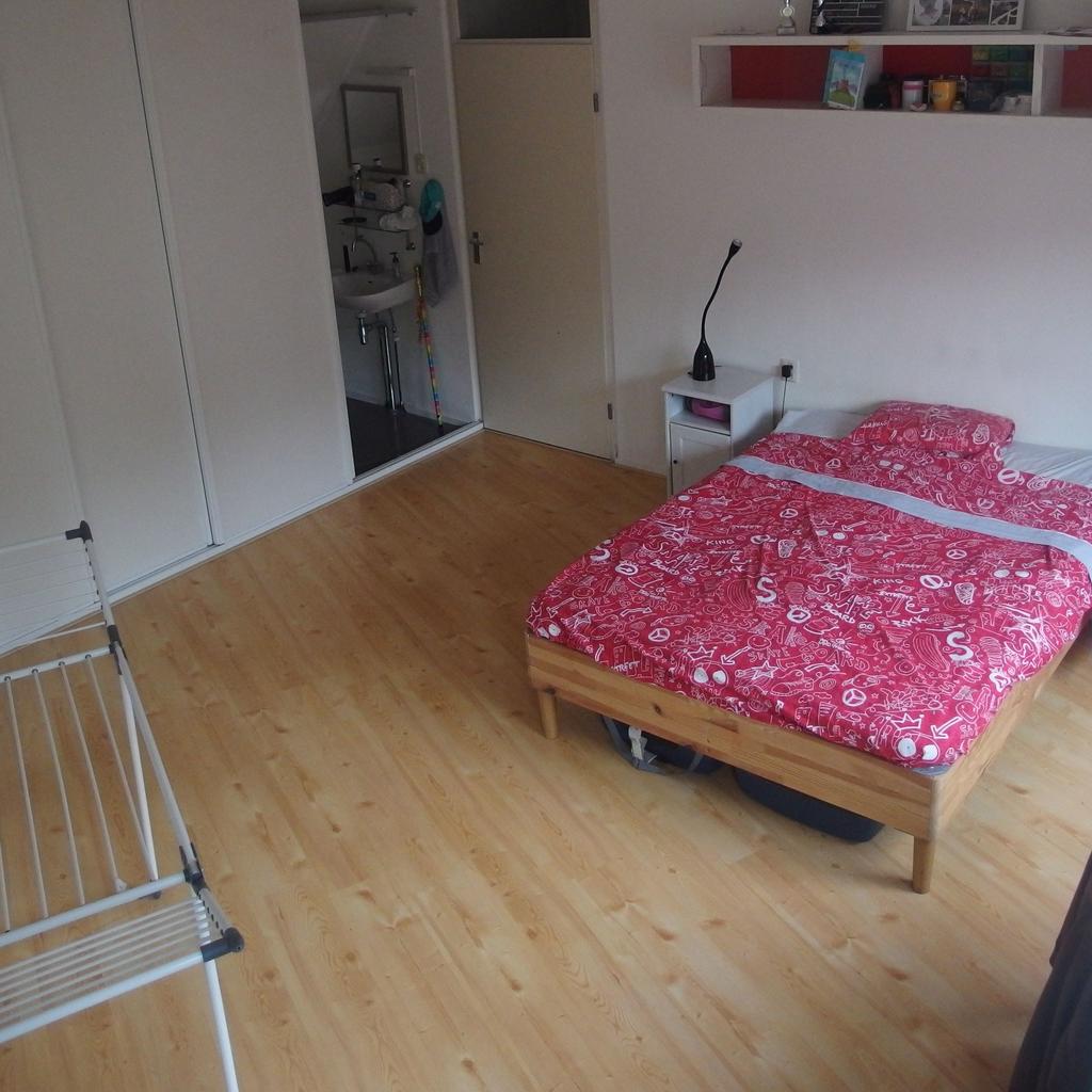 Image accompanying room listing