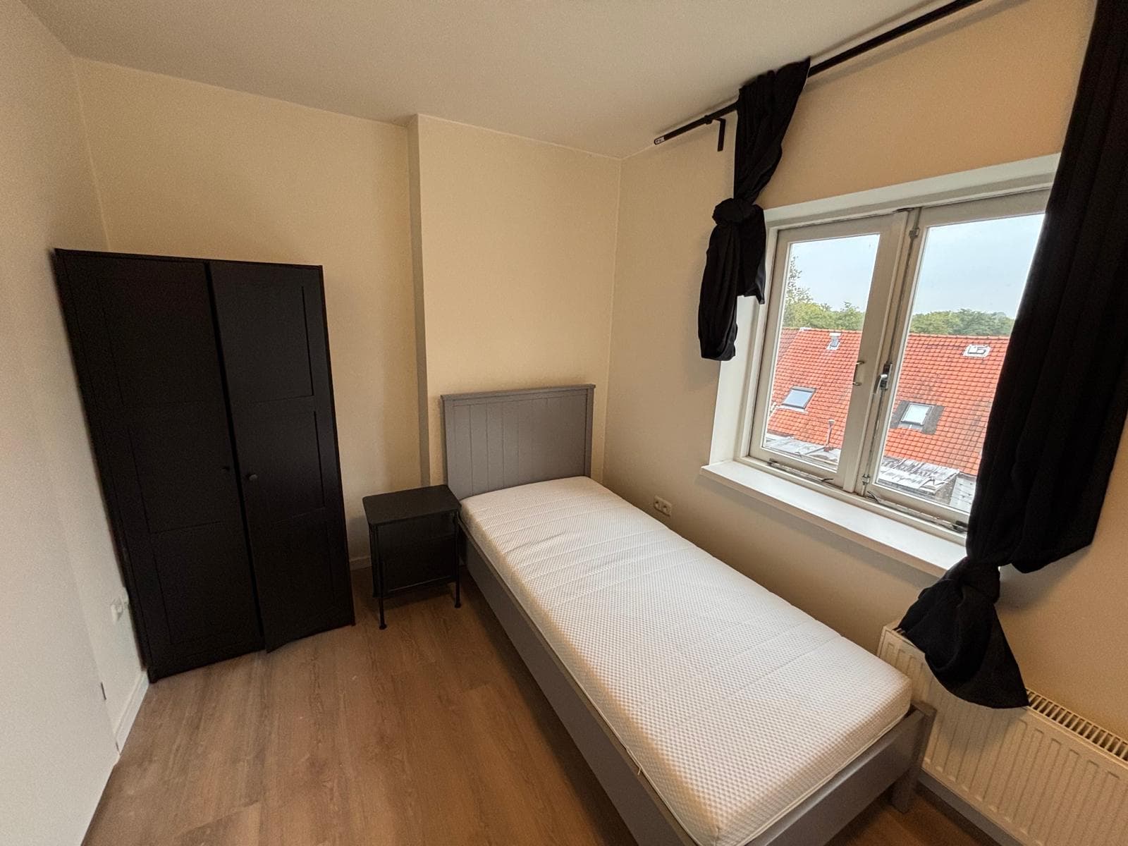 Image accompanying room listing