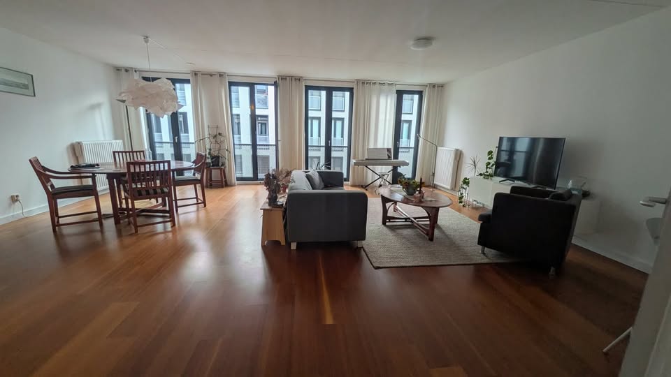 Image accompanying room listing