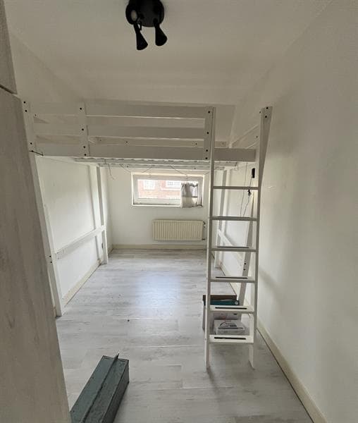 Image accompanying room listing